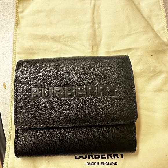 💕Burberry wallet💕 - Picture 1 of 6
